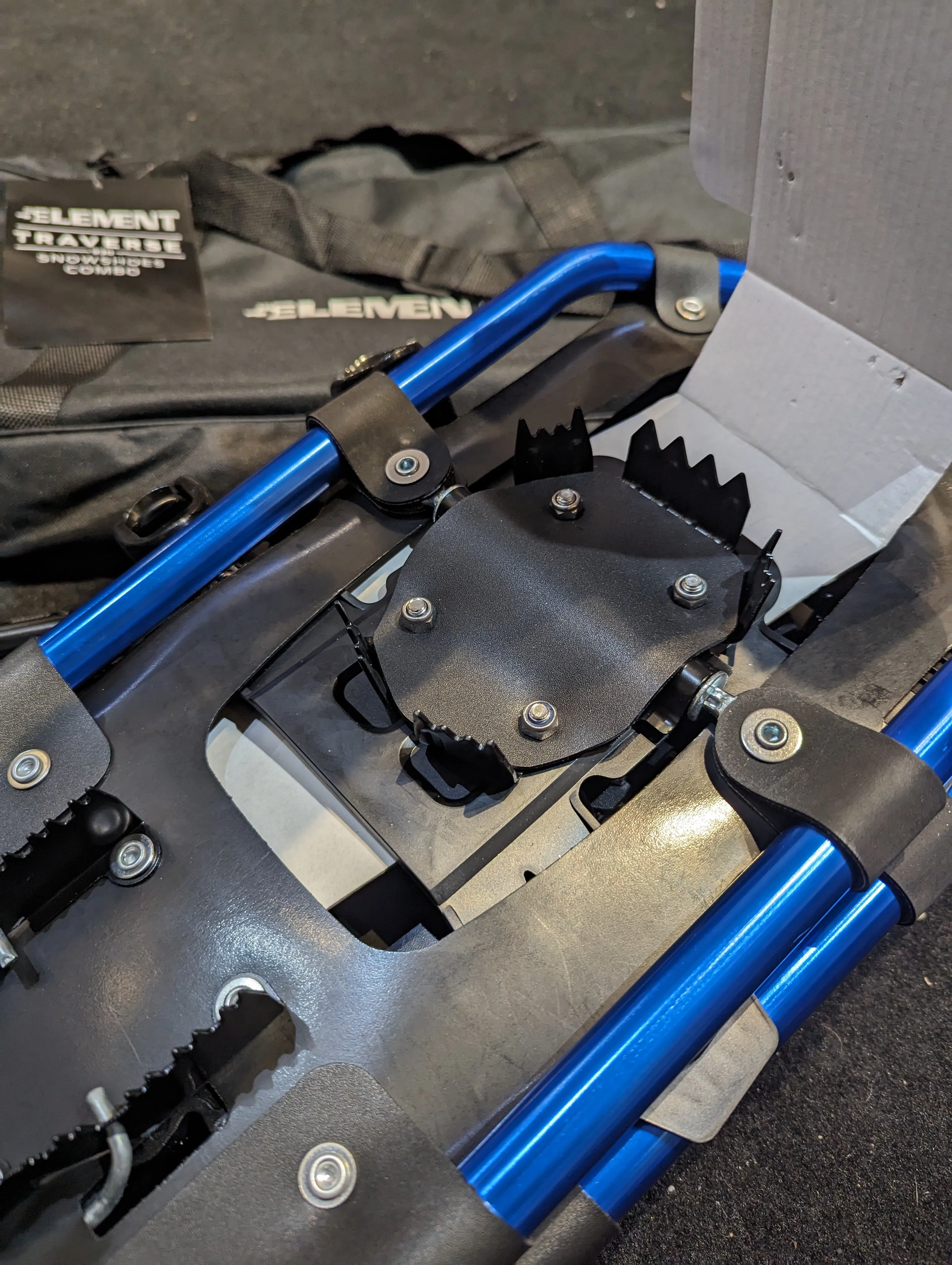 5th Element Traverse snowshoes w/ poles and bag 30 in